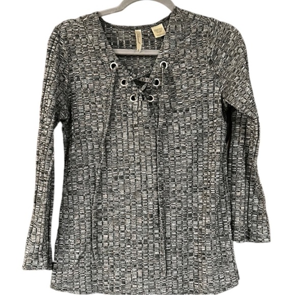 Chenault Tops - Chenault Women’s Medium sweater